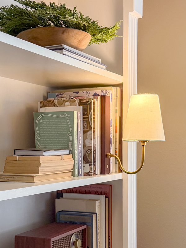 Bookcase book lamp slide between books. The perfect additon to a bookcase to give it a cozy winter feeling.