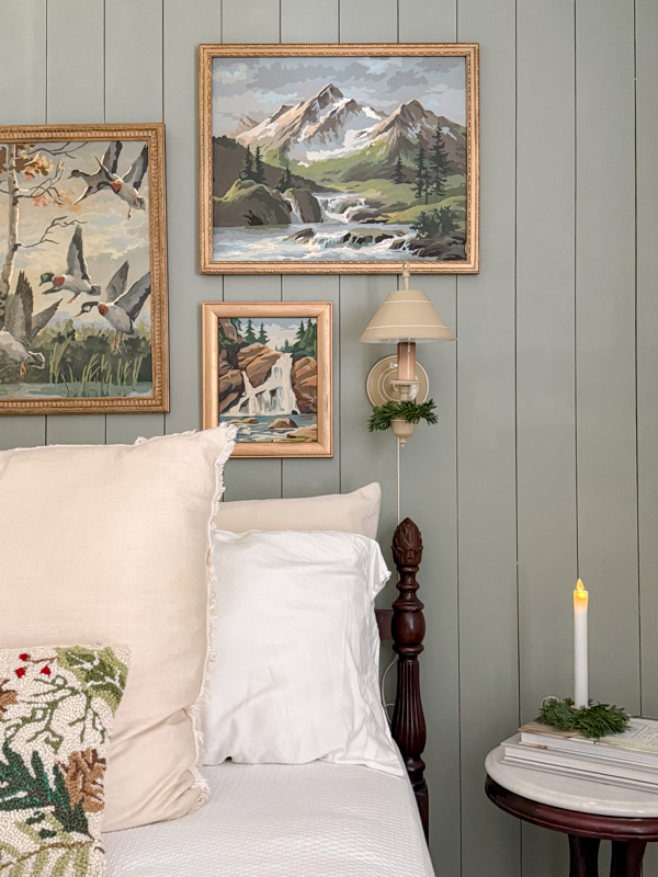 Bedroom winter decor ideas. Leaving mini wreaths on the wall lamp and mini wreaths on candle holders