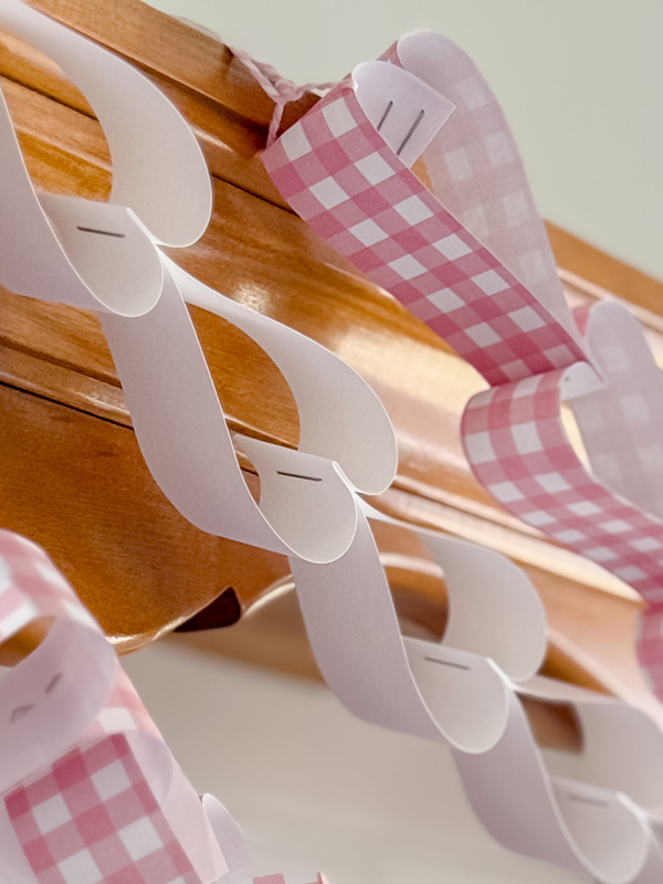 How to hang a paper chain