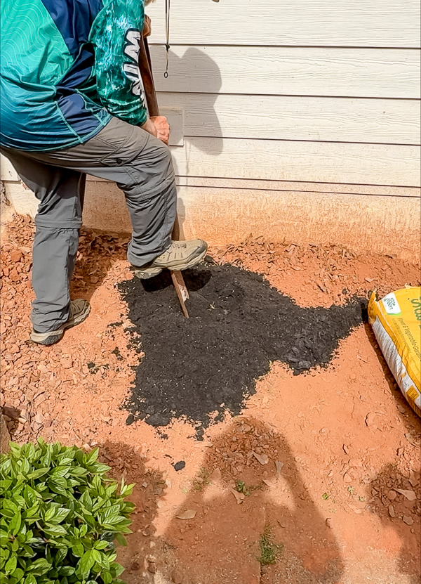 Amending Georgia red clay with topsoil. Digging a hole in red clay and adding topsoil fertilizer